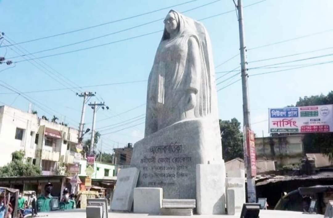 বেগম রোকেয়া আলোকবর্তিকার উন্মোচন। ছবি: যুগান্তর