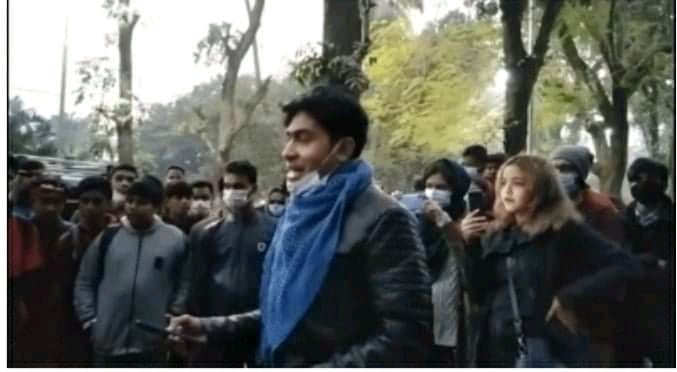 রাজশাহীতে হেনস্থার প্রতিবাদ জানাতে এবার তরুণীদের প্রকাশ্যে ধূমপান