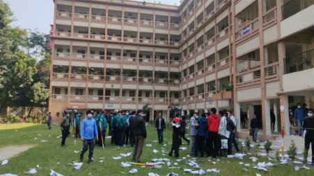 প্রশ্নপত্র কঠিন, তাই পরীক্ষাকেন্দ্রে বিক্ষোভ-ভাঙচুর